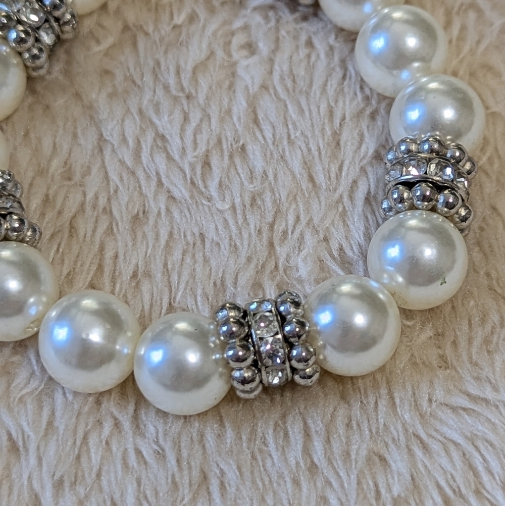 Elegant Silver and White Faux Pearl Bracelet - Stretchy - Picture 5 of 6